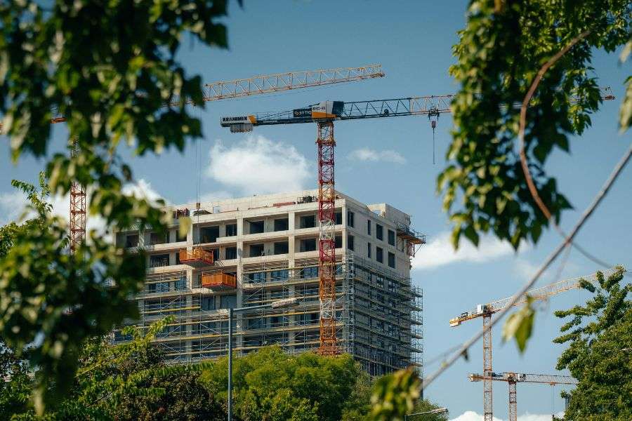 Edifício em construção em Lisboa – medidas do Governo para aumentar a oferta de habitação em Portugal